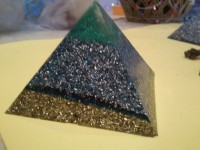 pirámide con punta traslucida